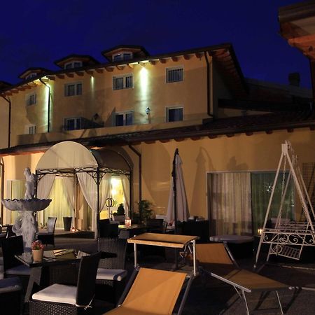 Borgo Dei Poeti Romantik Hotel Манерба-дель-Гарда Экстерьер фото