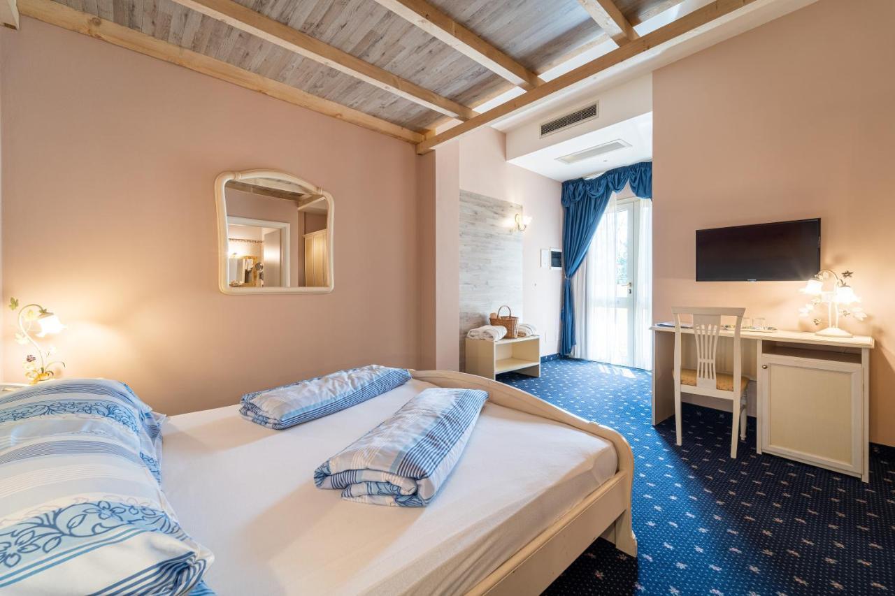 Borgo Dei Poeti Romantik Hotel Манерба-дель-Гарда Экстерьер фото