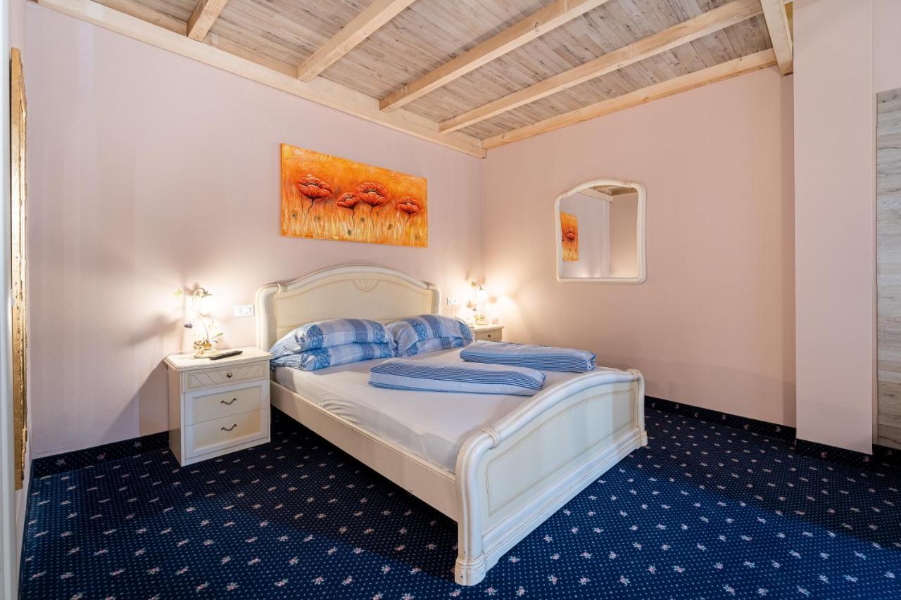 Borgo Dei Poeti Romantik Hotel Манерба-дель-Гарда Экстерьер фото