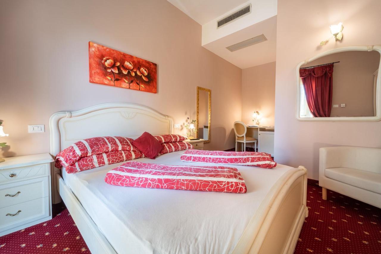 Borgo Dei Poeti Romantik Hotel Манерба-дель-Гарда Экстерьер фото