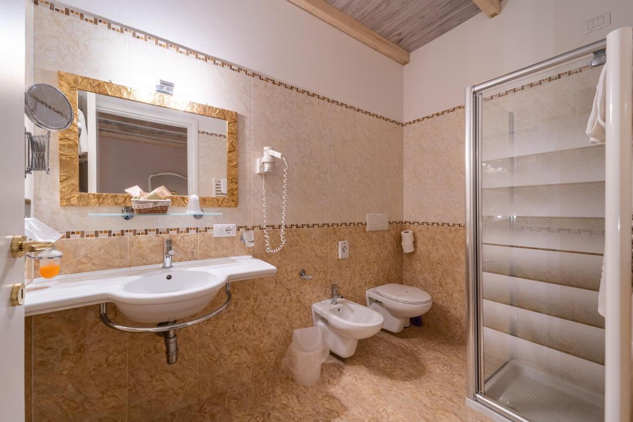 Borgo Dei Poeti Romantik Hotel Манерба-дель-Гарда Экстерьер фото