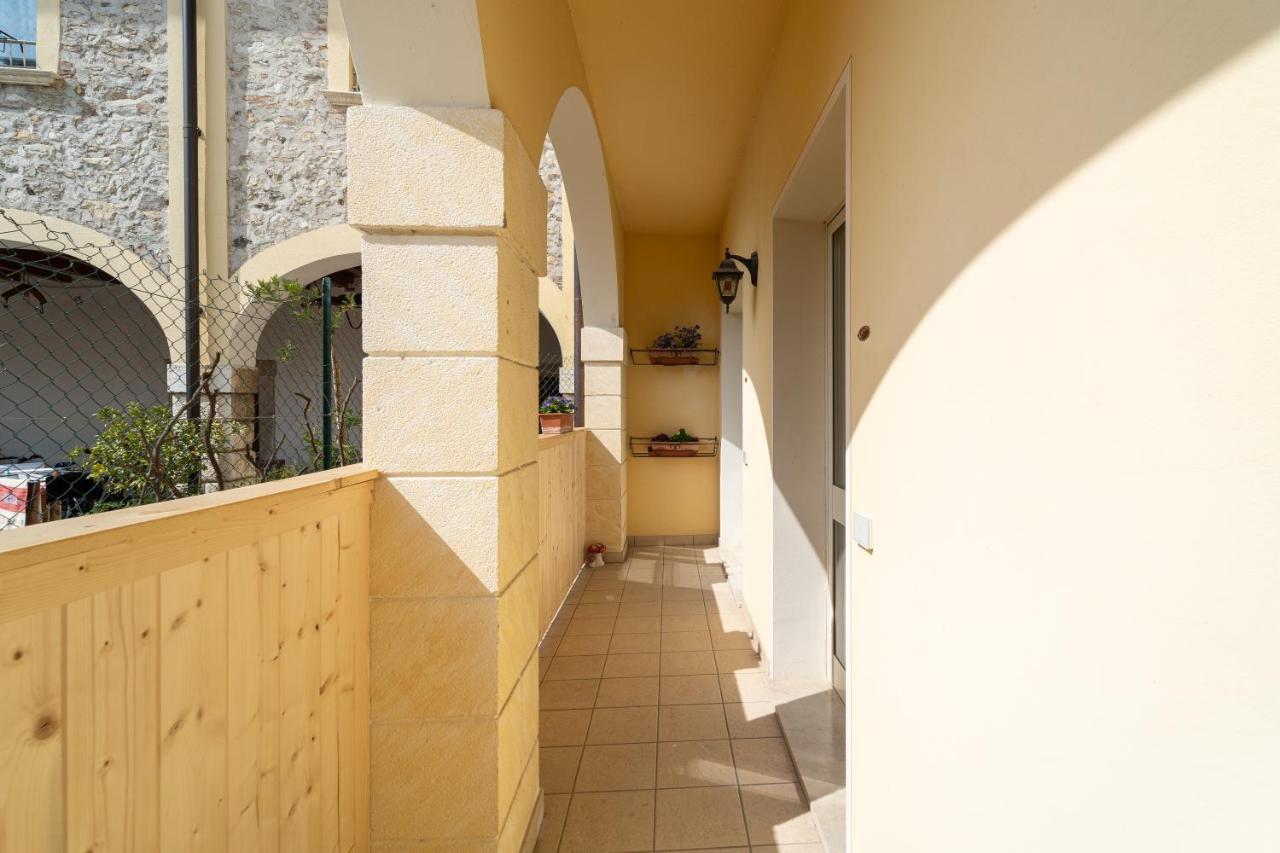 Borgo Dei Poeti Romantik Hotel Манерба-дель-Гарда Экстерьер фото