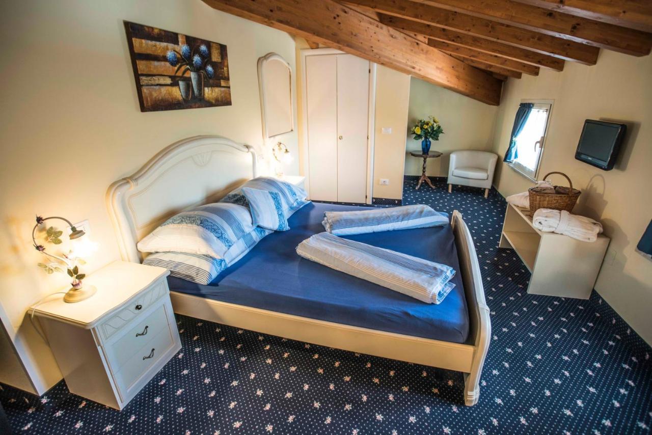 Borgo Dei Poeti Romantik Hotel Манерба-дель-Гарда Экстерьер фото