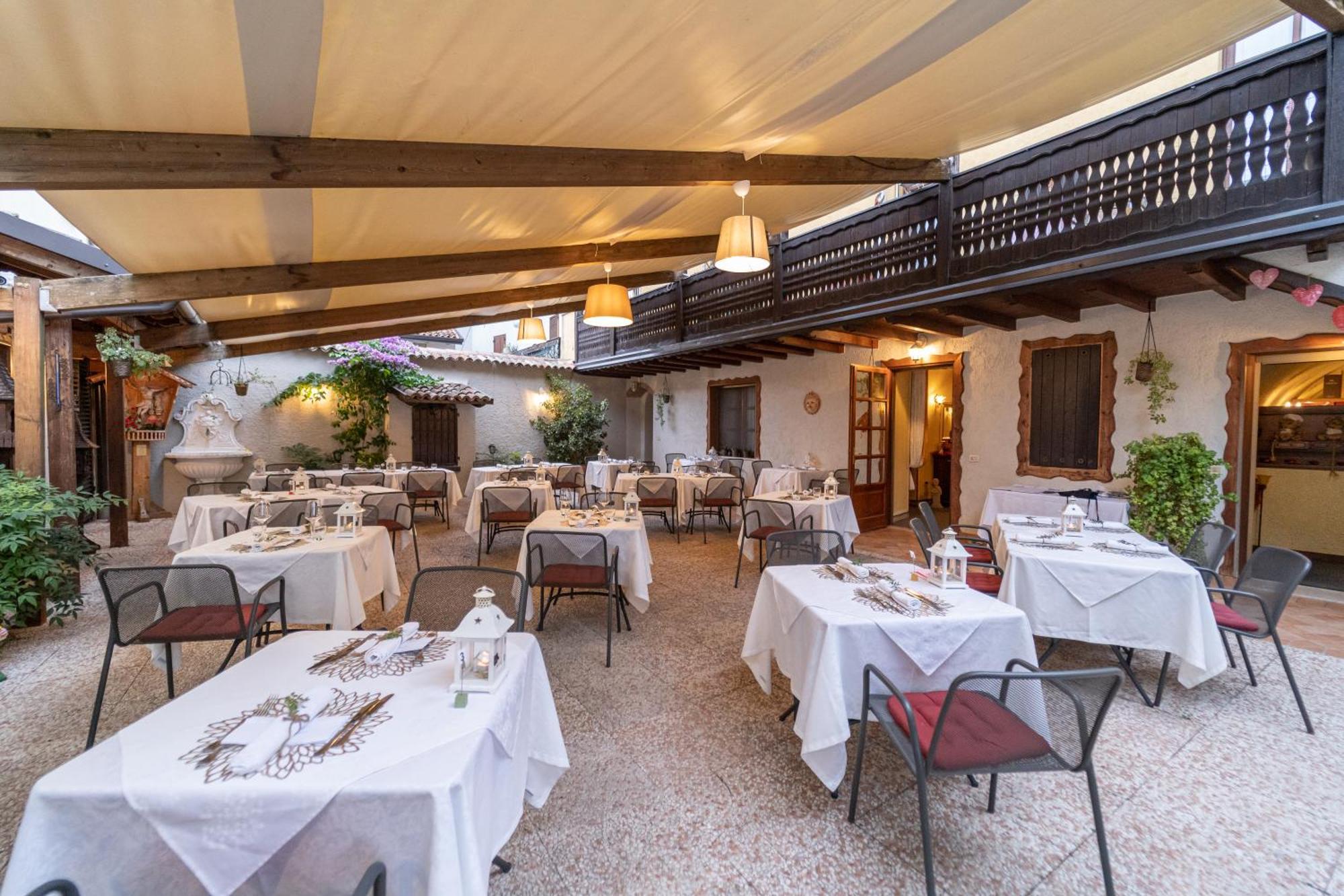 Borgo Dei Poeti Romantik Hotel Манерба-дель-Гарда Экстерьер фото