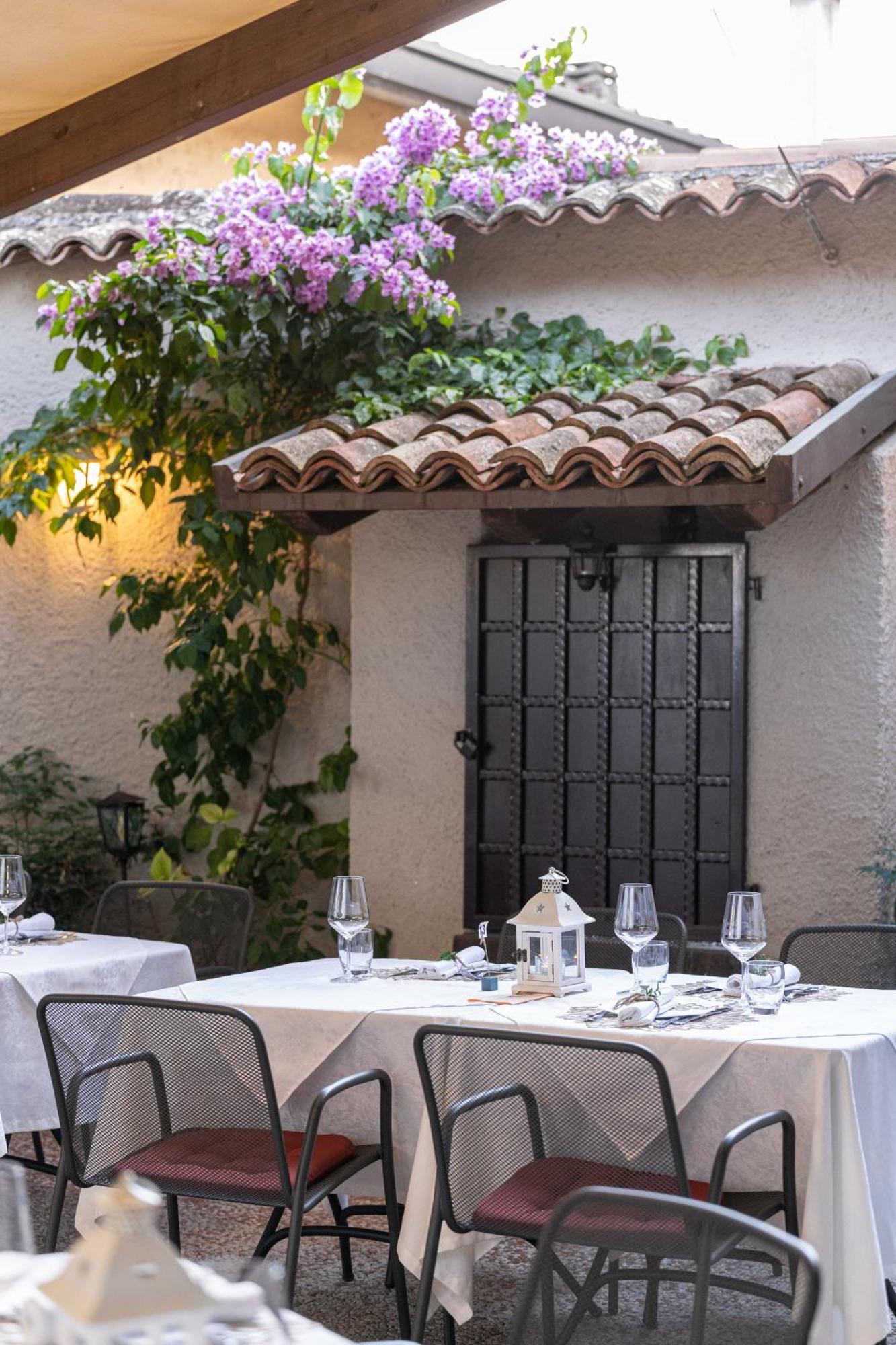 Borgo Dei Poeti Romantik Hotel Манерба-дель-Гарда Экстерьер фото