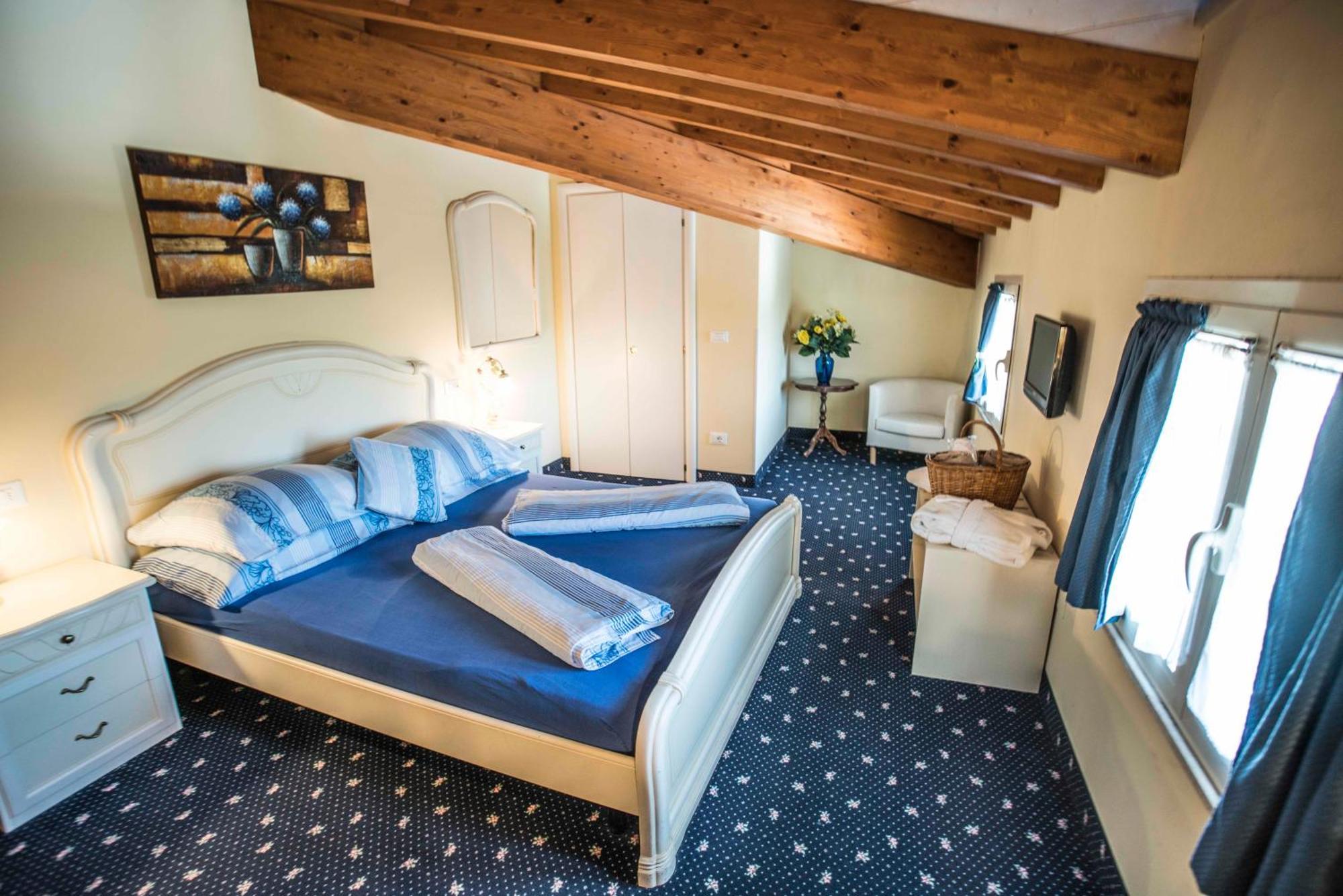 Borgo Dei Poeti Romantik Hotel Манерба-дель-Гарда Экстерьер фото