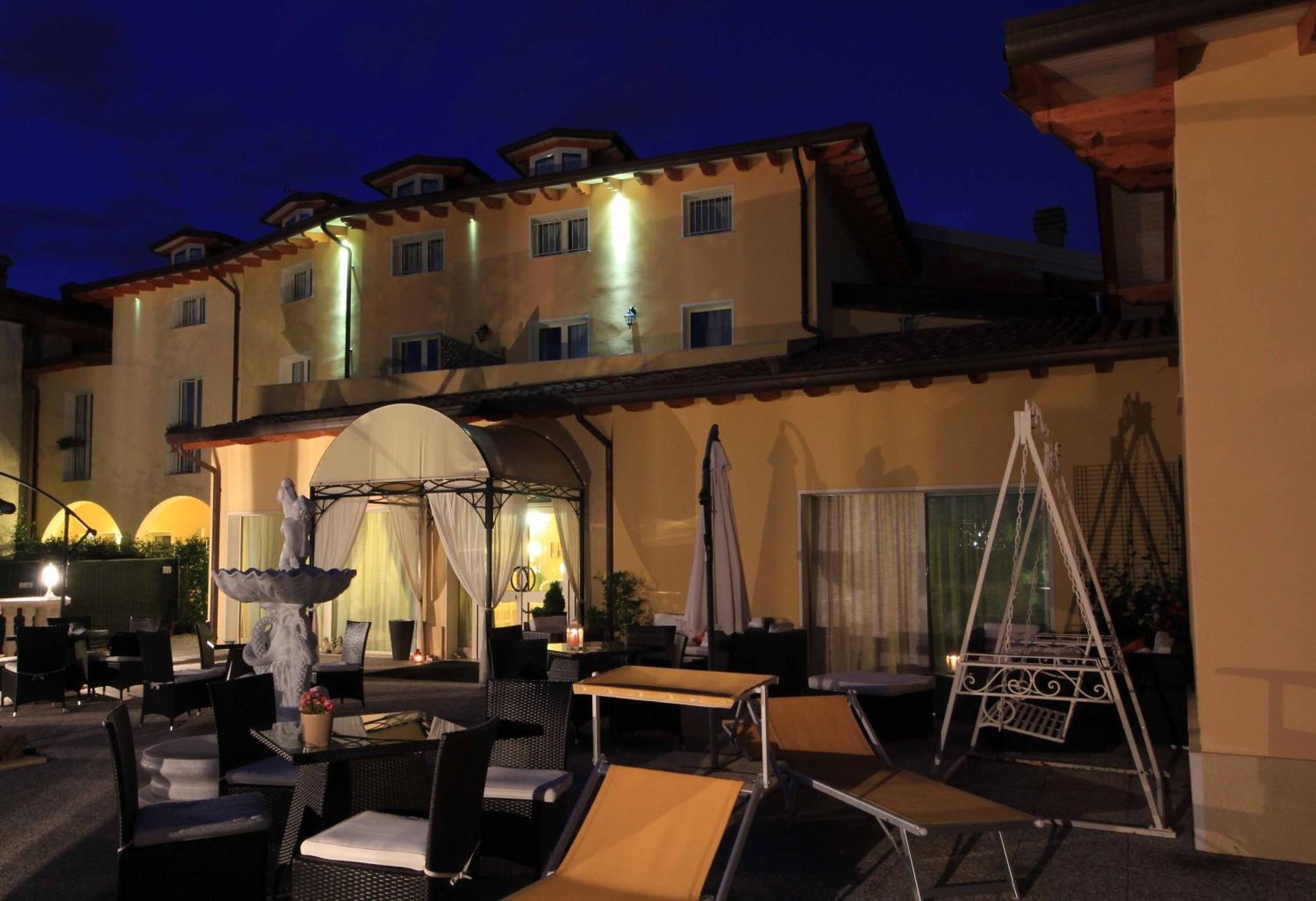 Borgo Dei Poeti Romantik Hotel Манерба-дель-Гарда Экстерьер фото