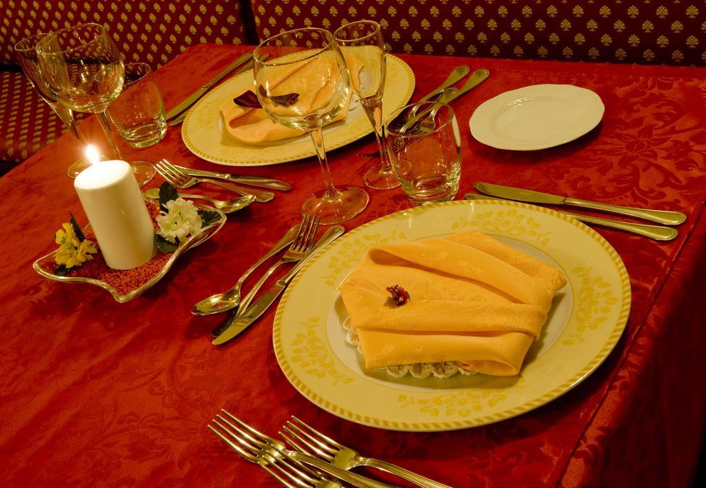 Borgo Dei Poeti Romantik Hotel Манерба-дель-Гарда Экстерьер фото