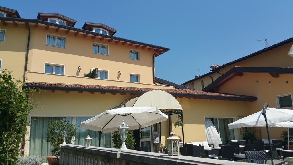 Borgo Dei Poeti Romantik Hotel Манерба-дель-Гарда Экстерьер фото