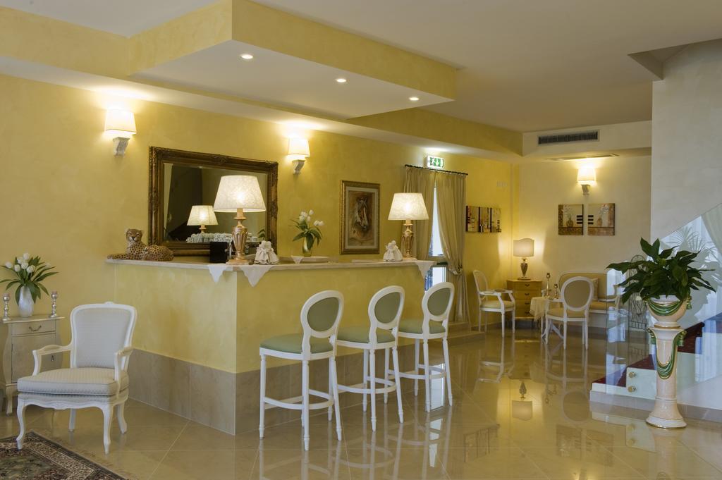 Borgo Dei Poeti Romantik Hotel Манерба-дель-Гарда Экстерьер фото