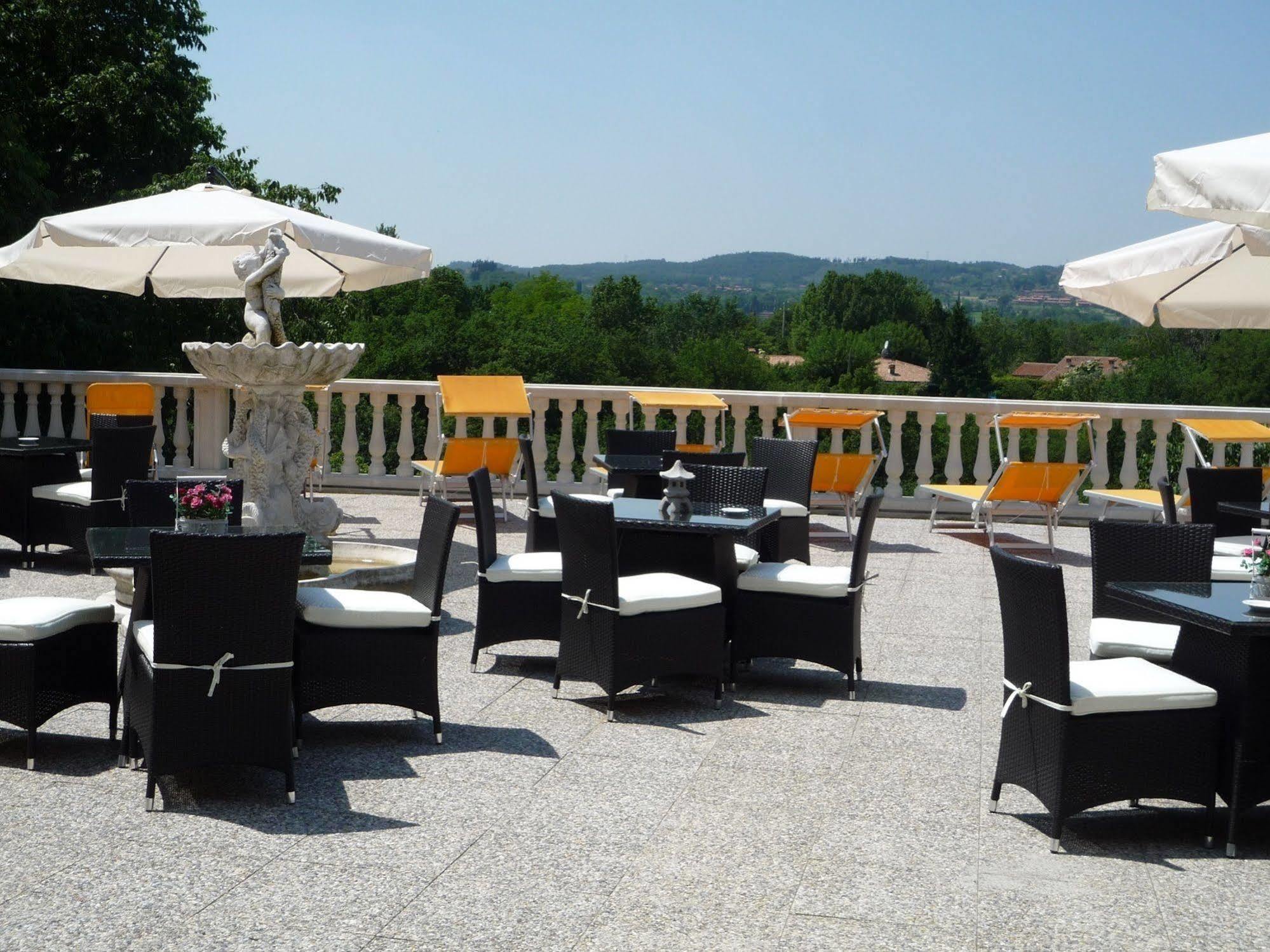 Borgo Dei Poeti Romantik Hotel Манерба-дель-Гарда Экстерьер фото