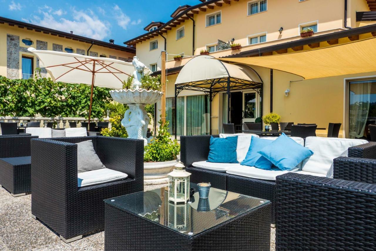 Borgo Dei Poeti Romantik Hotel Манерба-дель-Гарда Экстерьер фото