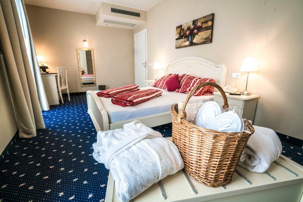 Borgo Dei Poeti Romantik Hotel Манерба-дель-Гарда Экстерьер фото