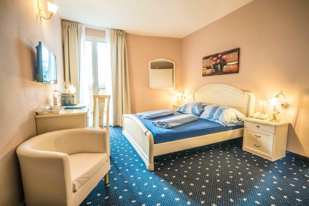 Borgo Dei Poeti Romantik Hotel Манерба-дель-Гарда Экстерьер фото