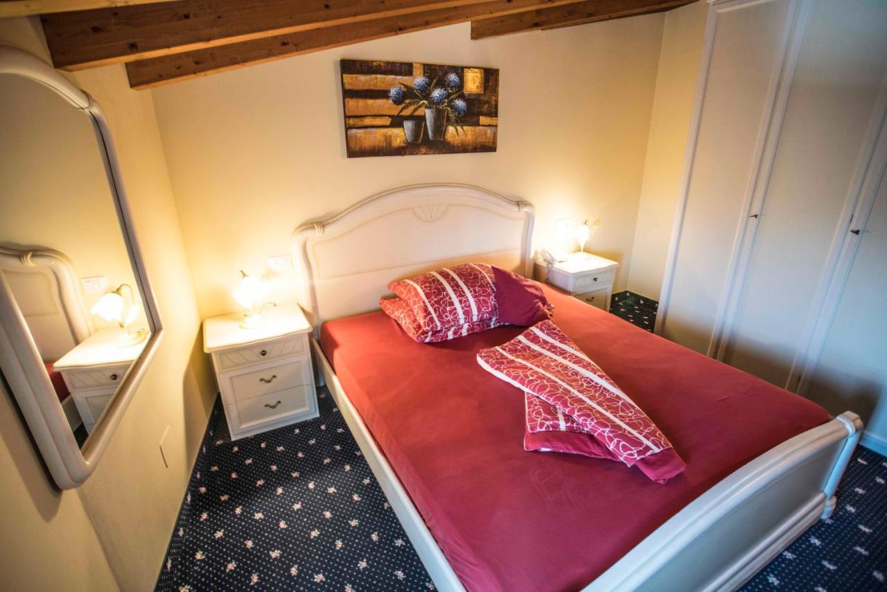 Borgo Dei Poeti Romantik Hotel Манерба-дель-Гарда Экстерьер фото