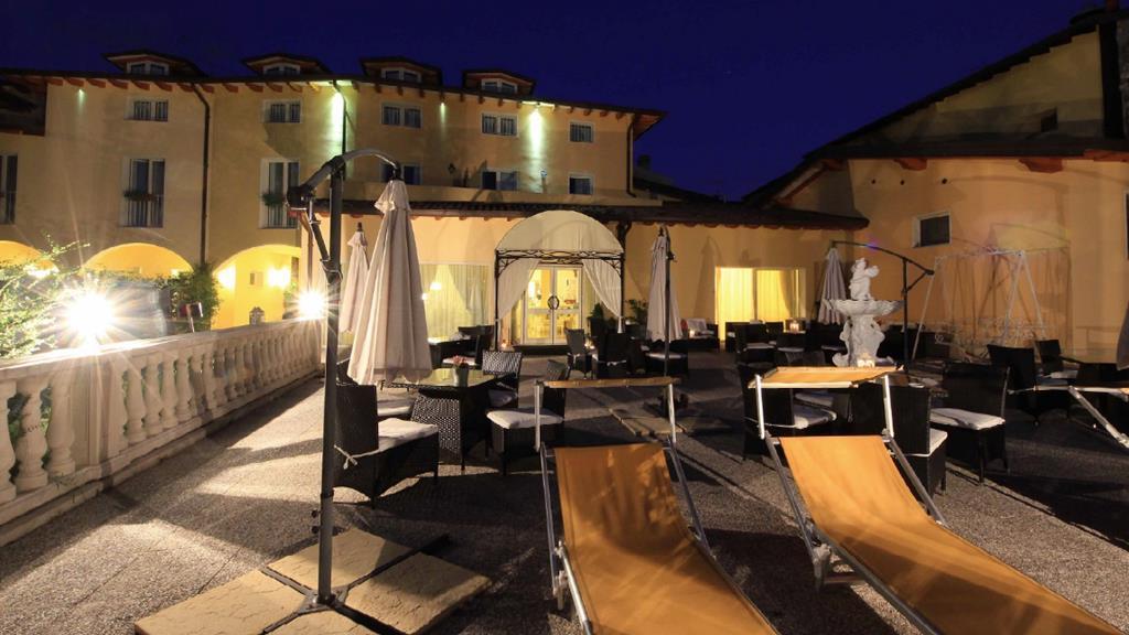 Borgo Dei Poeti Romantik Hotel Манерба-дель-Гарда Экстерьер фото