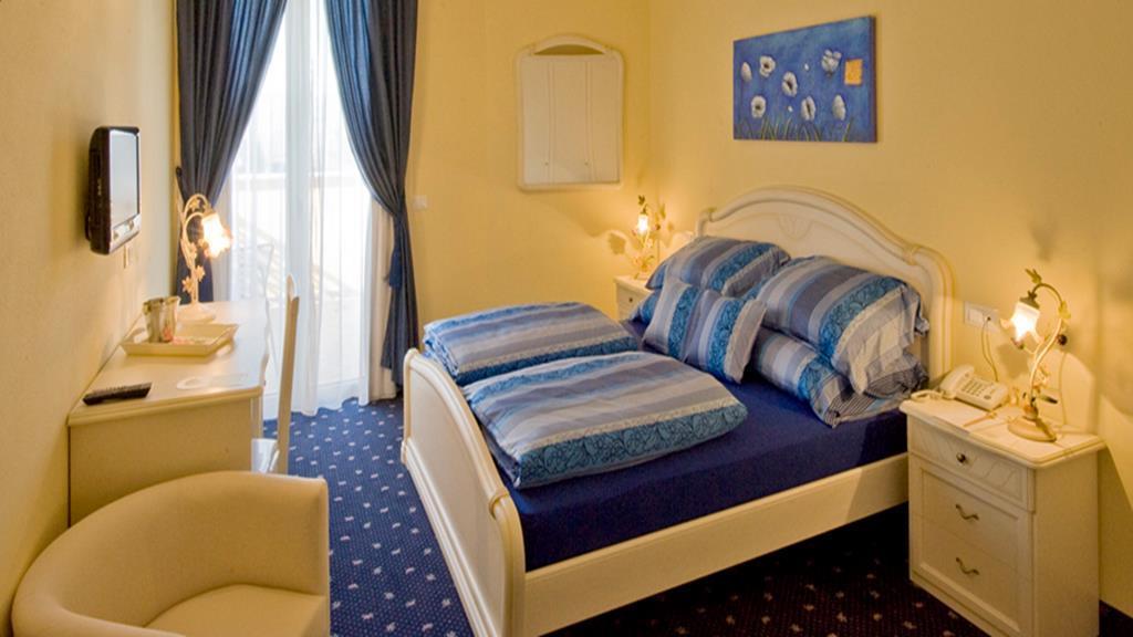 Borgo Dei Poeti Romantik Hotel Манерба-дель-Гарда Экстерьер фото